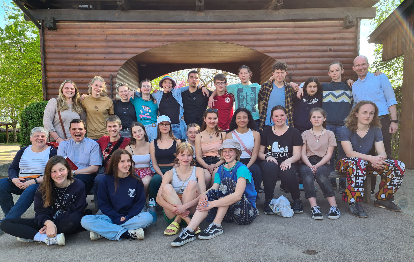 Gruppenfoto vor dem Glockenturm in Taizé