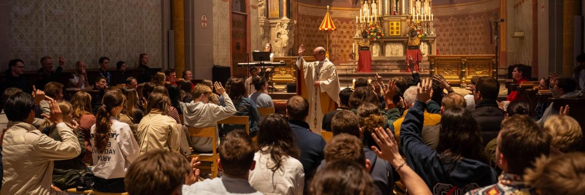 Junge Messe im Bonner Münster (c) Lukas Schmalenstroer Junge Messe im Hochchor