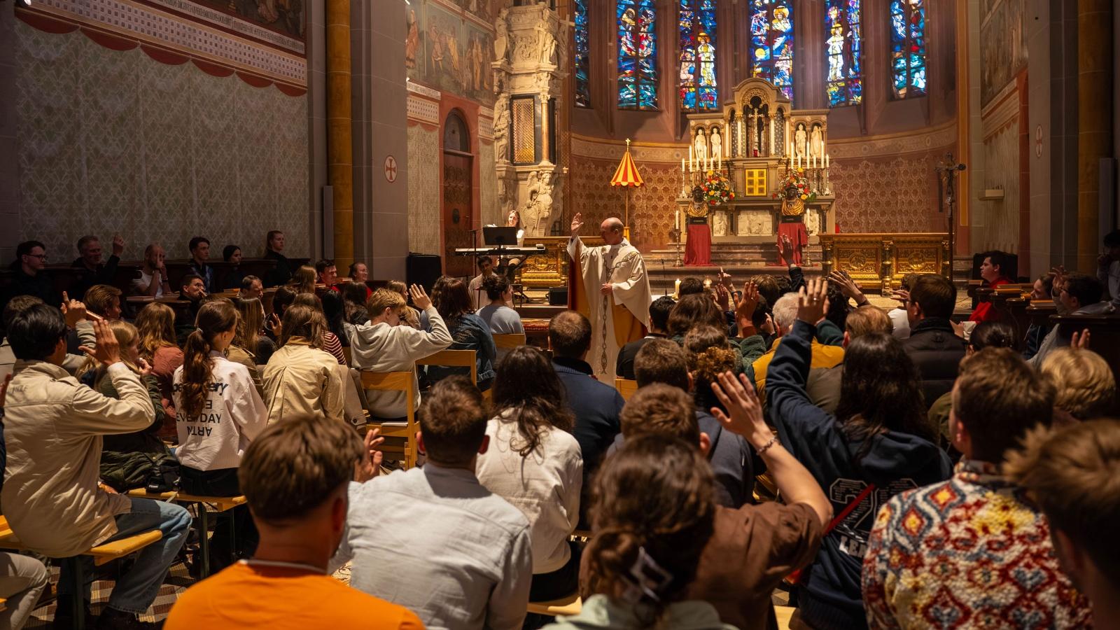 Junge Messe im Hochchor