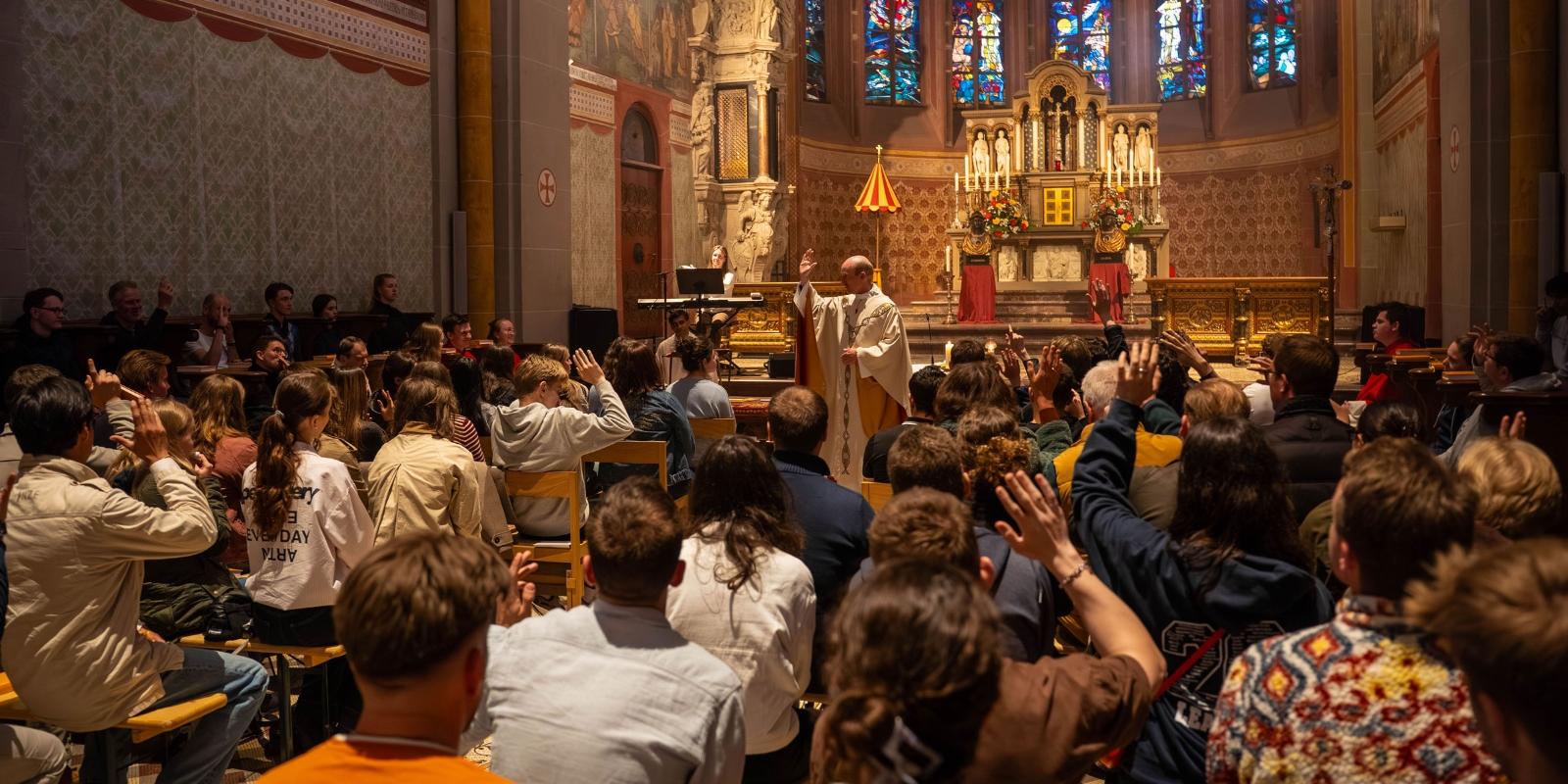 Junge Messe im Hochchor