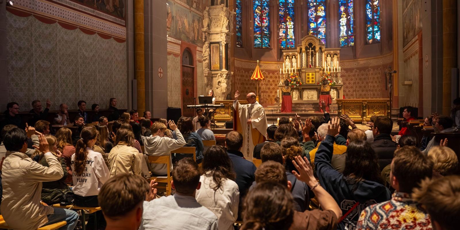Junge Messe im Hochchor (c) Lukas Schmalenstroer Junge Messe im Hochchor
