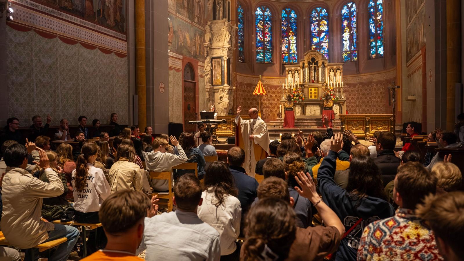 Junge Messe im Hochchor