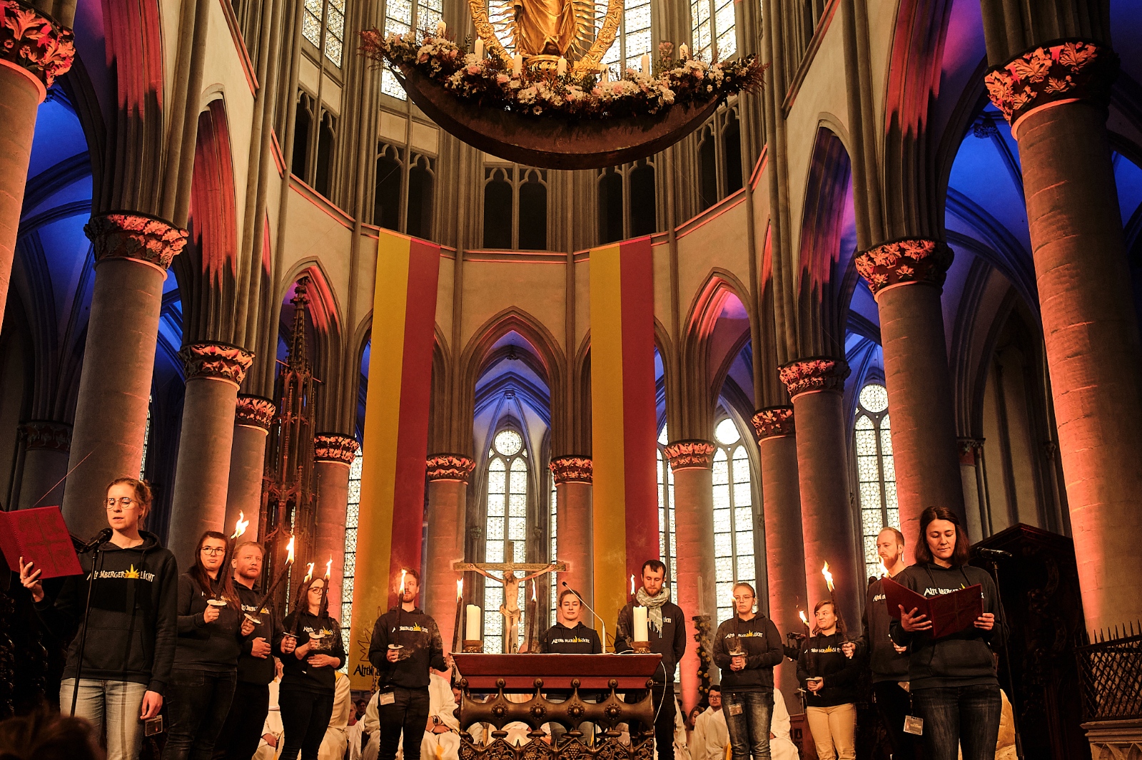 Jugendliche im Altenberger Dom