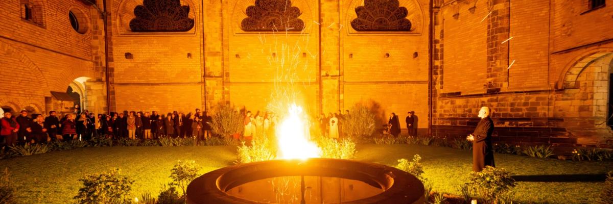 Osterfeuer im Kreuzgang