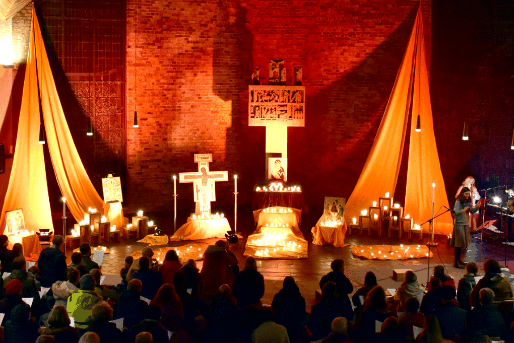 Campanile-Kirche St. Franziskus im Kerzenschein beim Taizégebet