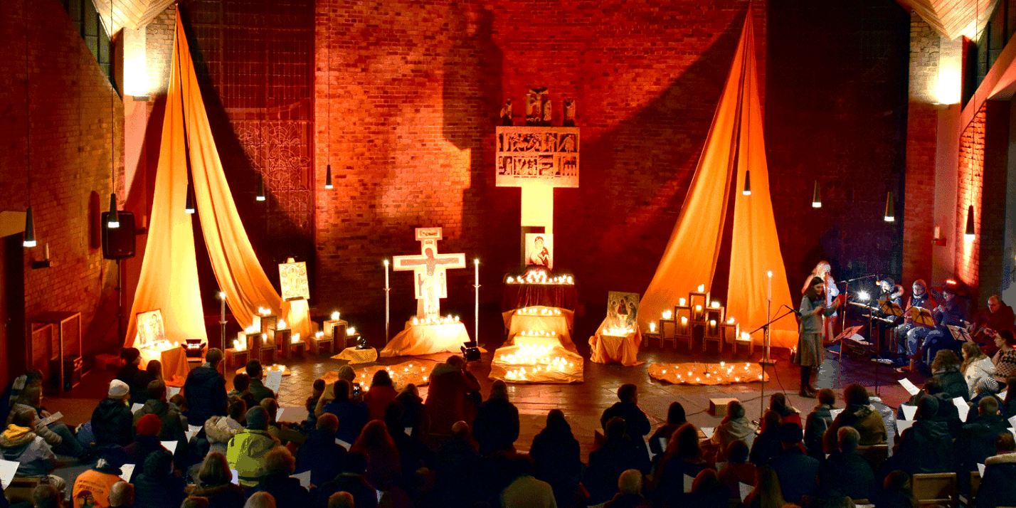 Campanile-Kirche St. Franziskus im Kerzenschein beim Taizégebet