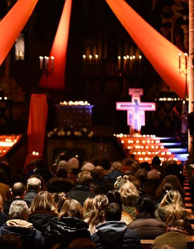 Menschen beten im Bonner Münster