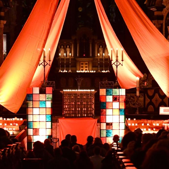 Gottesdienst mit Kerzen im Bonner Münster