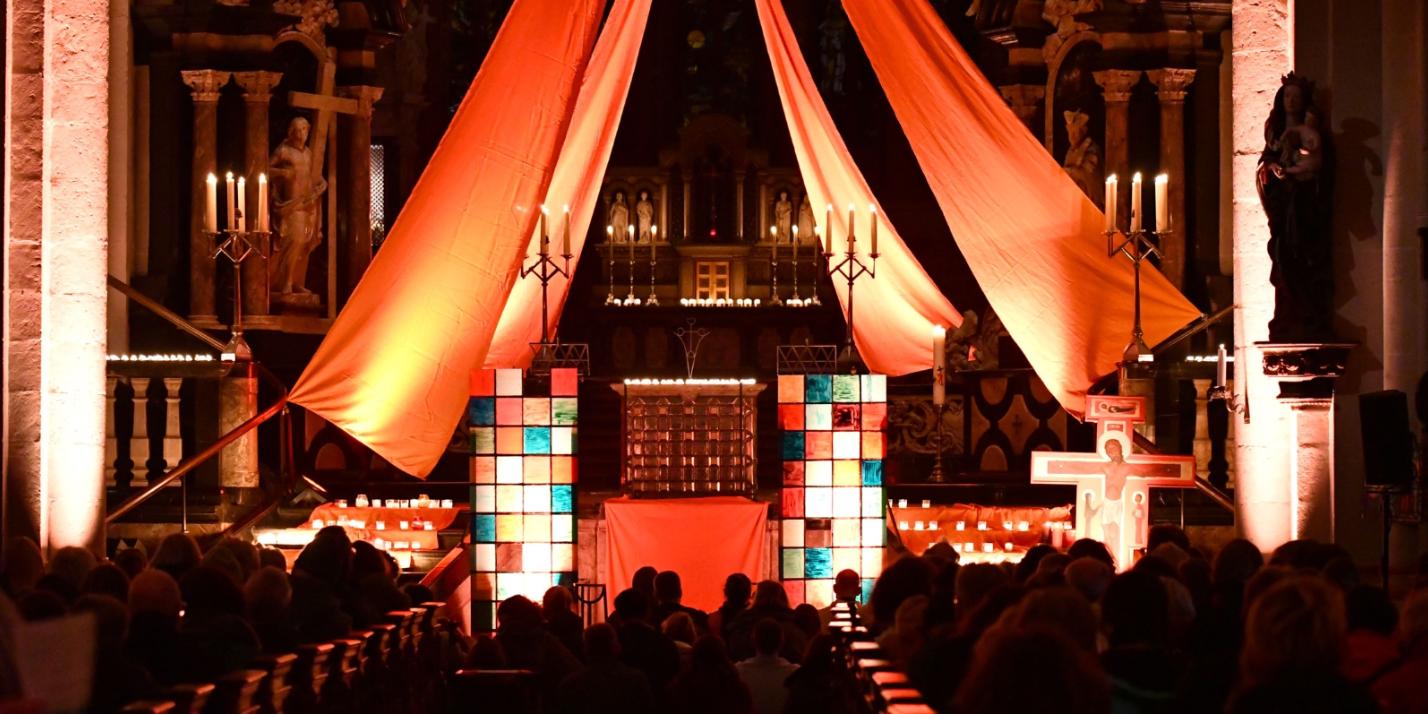 Gottesdienst mit Kerzen im Bonner Münster