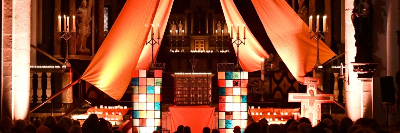 Gottesdienst mit Kerzen im Bonner Münster