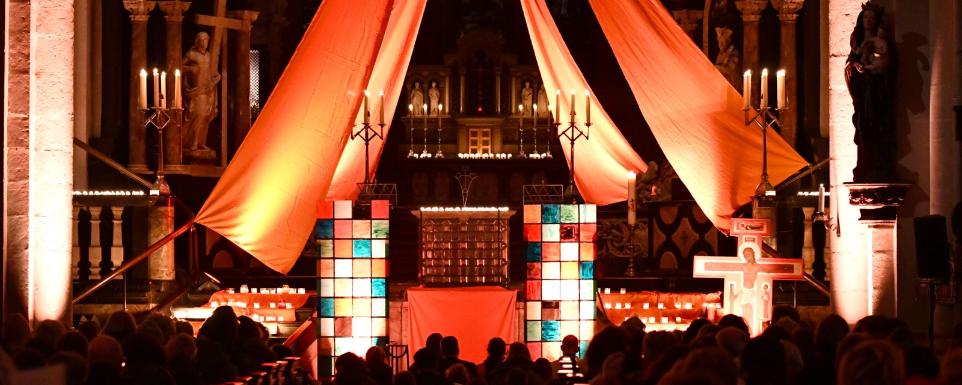 Gottesdienst mit Kerzen im Bonner Münster