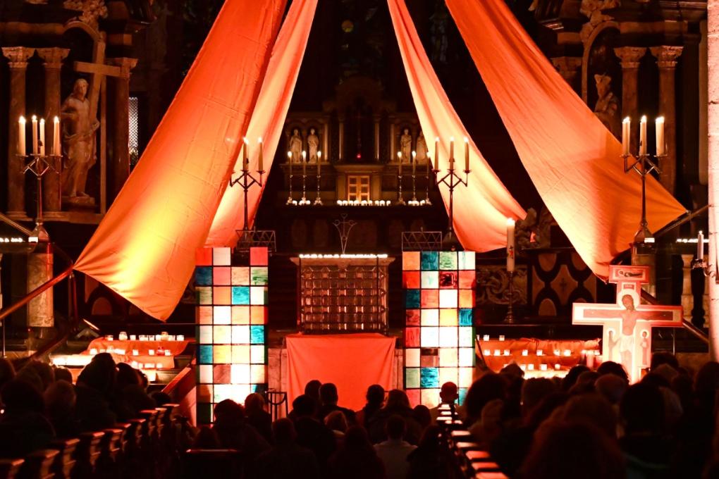 Gottesdienst mit Kerzen im Bonner Münster