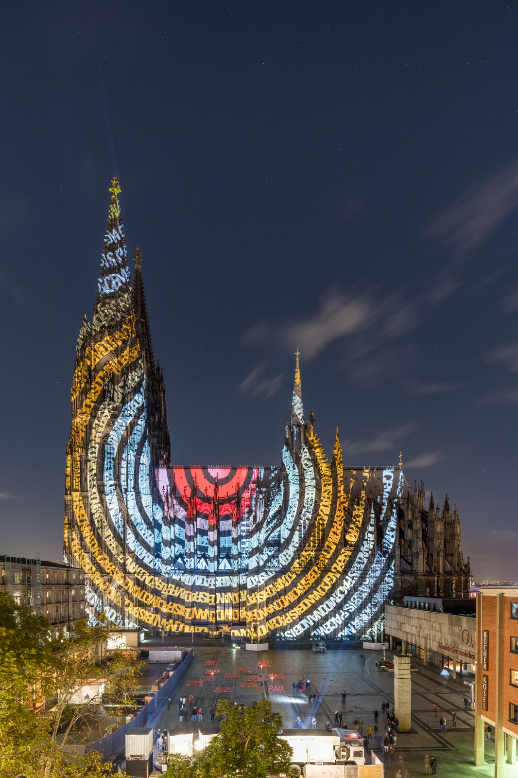 Kölner Dom wird illuminiert