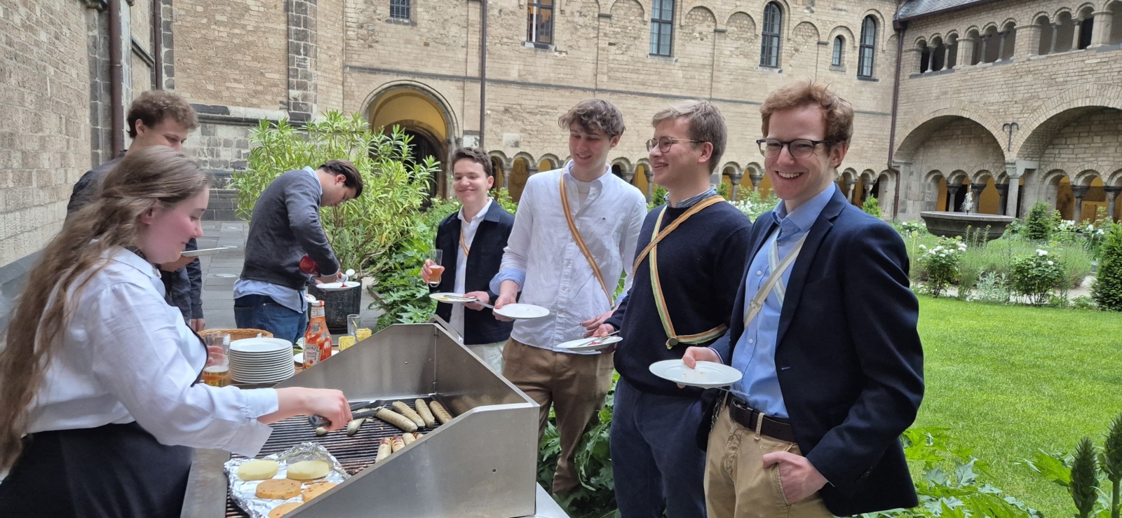Grillen mit Jungen Menschen im Kreuzgang