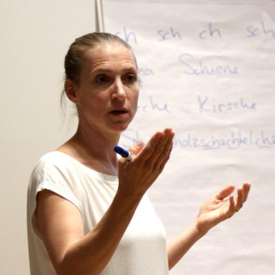 Logopädin Neele Schöndube erklärt die Zusammenhänge beim Sprechen