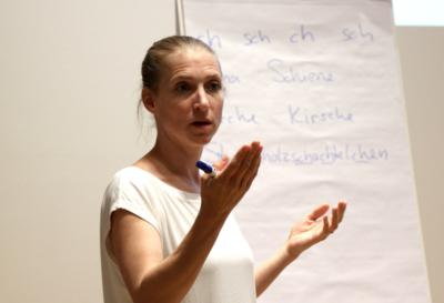 Logopädin Neele Schöndube erklärt die Zusammenhänge beim Sprechen