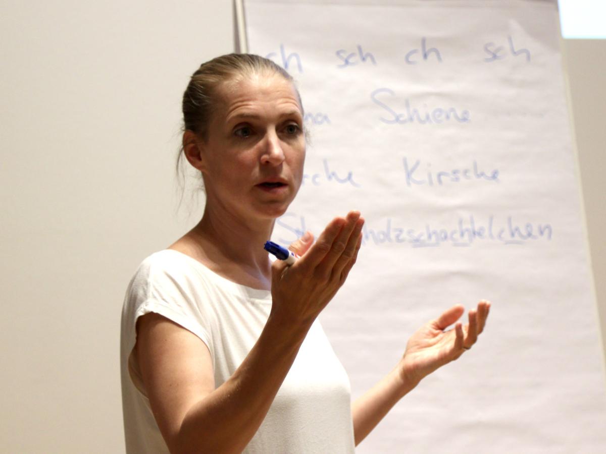Logopädin Neele Schöndube erklärt die Zusammenhänge beim Sprechen