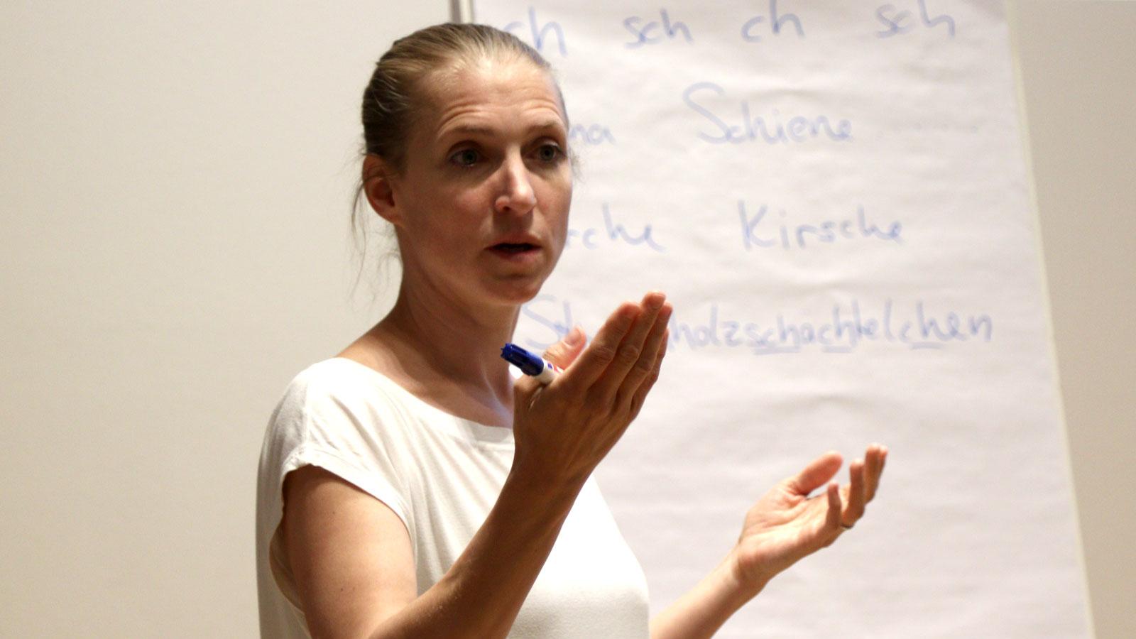 Logopädin Neele Schöndube erklärt die Zusammenhänge beim Sprechen