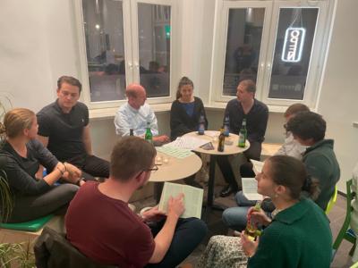 Junge Menschen sprechen über die Bibel
