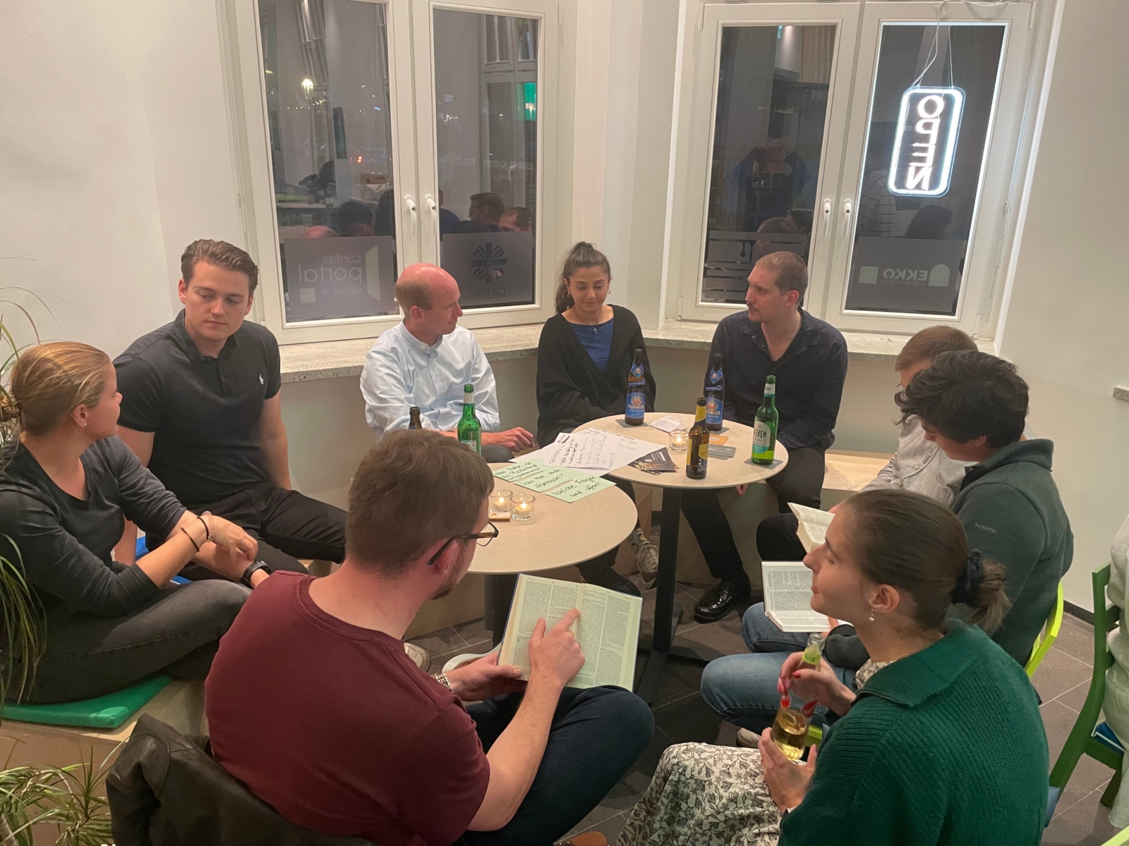 Junge Menschen sprechen über die Bibel