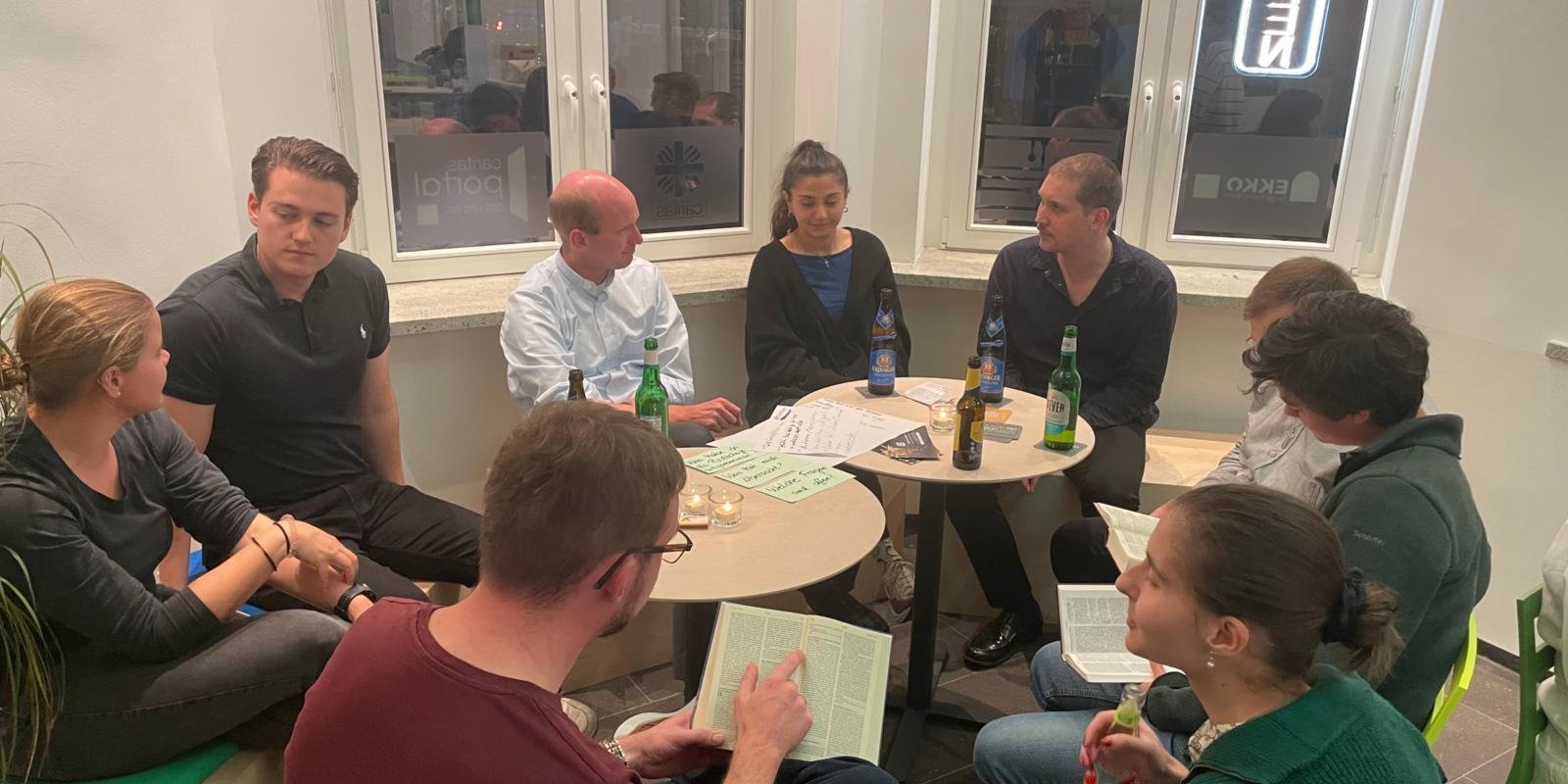 Junge Menschen sprechen über die Bibel