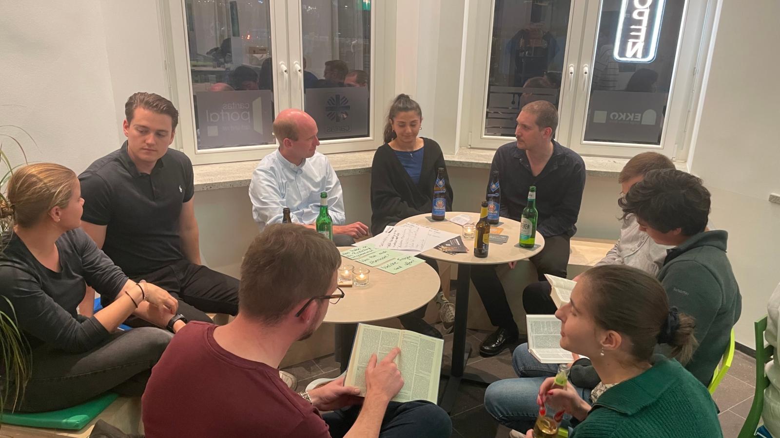 Junge Menschen sprechen über die Bibel