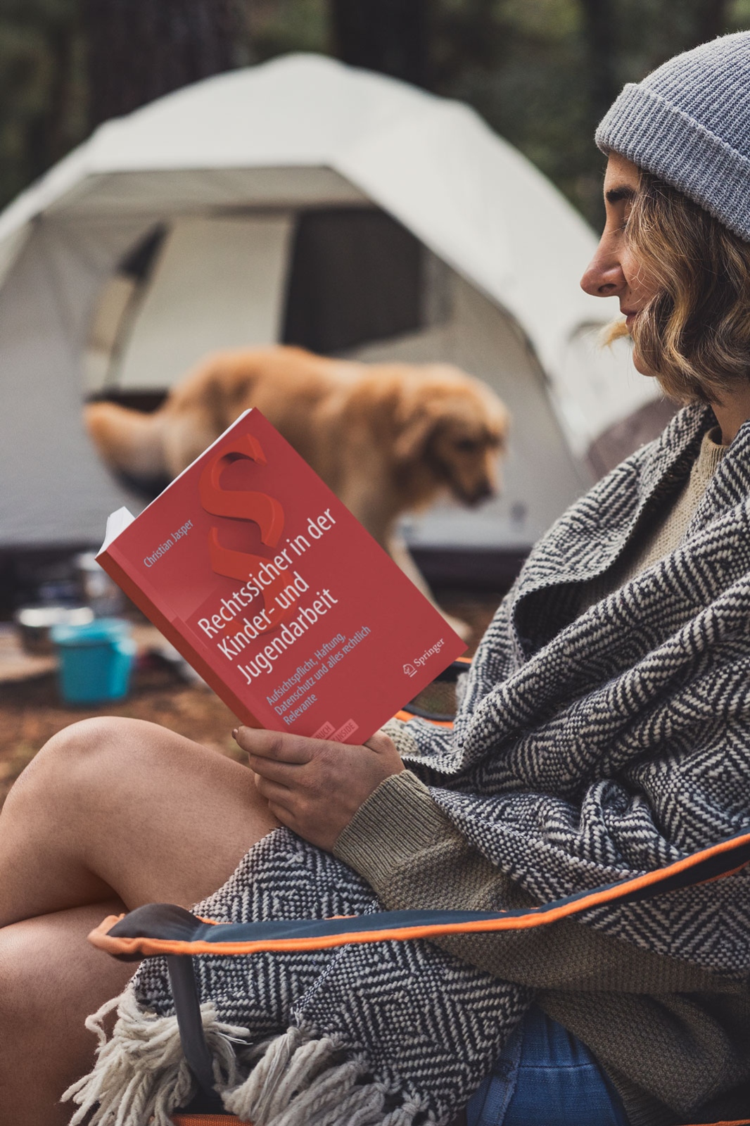 Frau liest ein Buch
