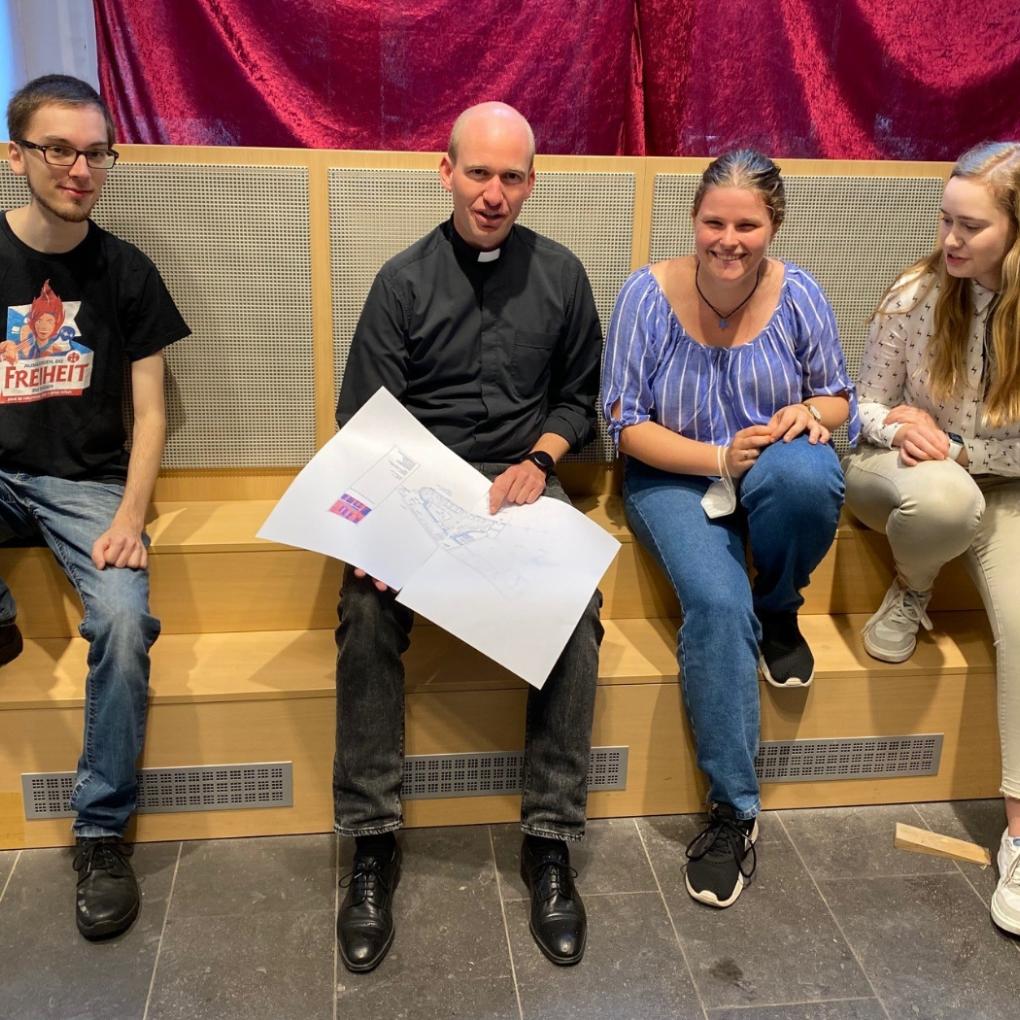 Christian, Christian, Julia und Svenja sichten die ersten Umbau-Pläne.