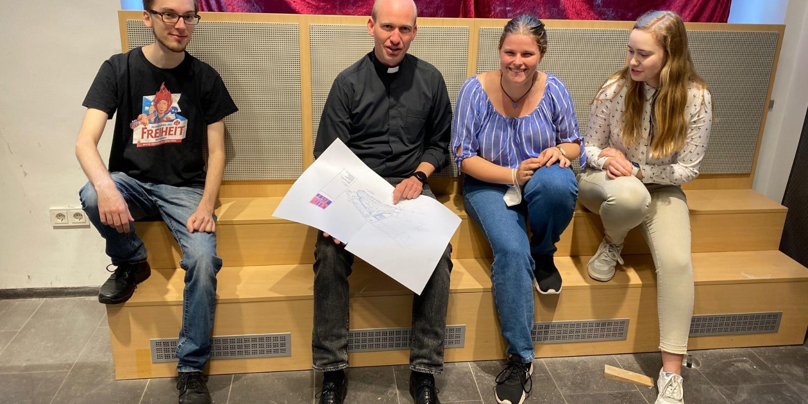 Christian, Christian, Julia und Svenja sichten die ersten Umbau-Pläne. (c) Ayla Jacob Christian, Christian, Julia und Svenja sichten die ersten Umbau-Pläne.