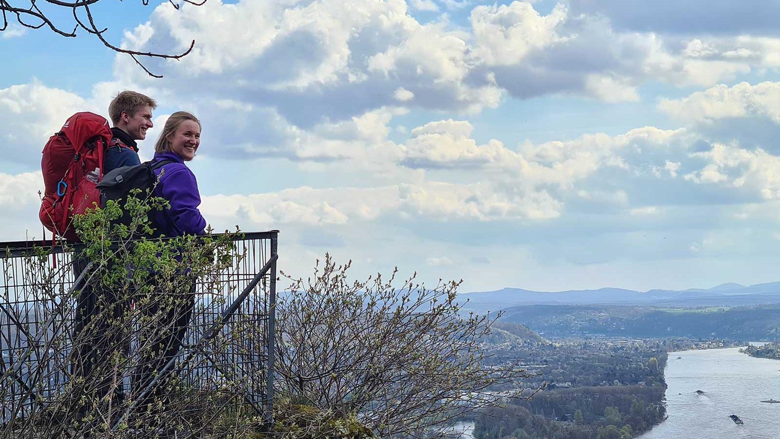 Zwei Menschen am Drachenfels
