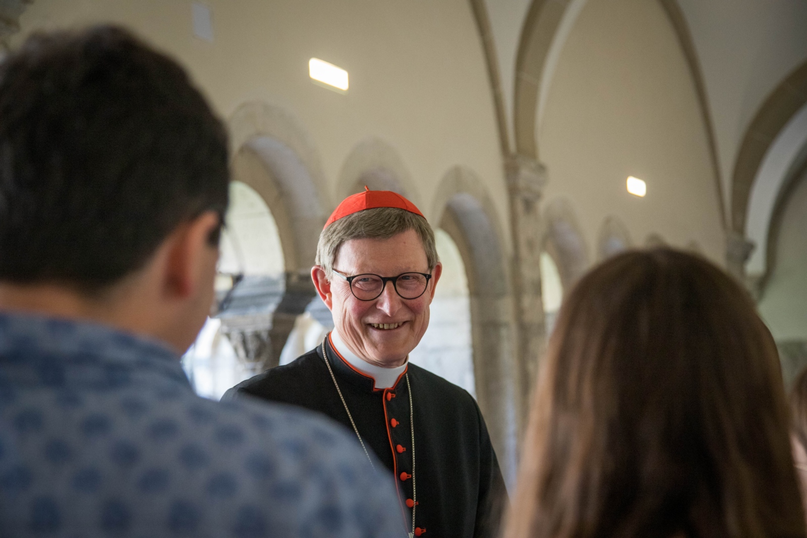 Kardinal Woelki im Gespräch mit jungen Menschen im Kreuzgang des Bonner Münsters (c) Erzbistum Köln/Lehr Kardinal Woelki im Gespräch mit jungen Menschen im Kreuzgang des Bonner Münsters