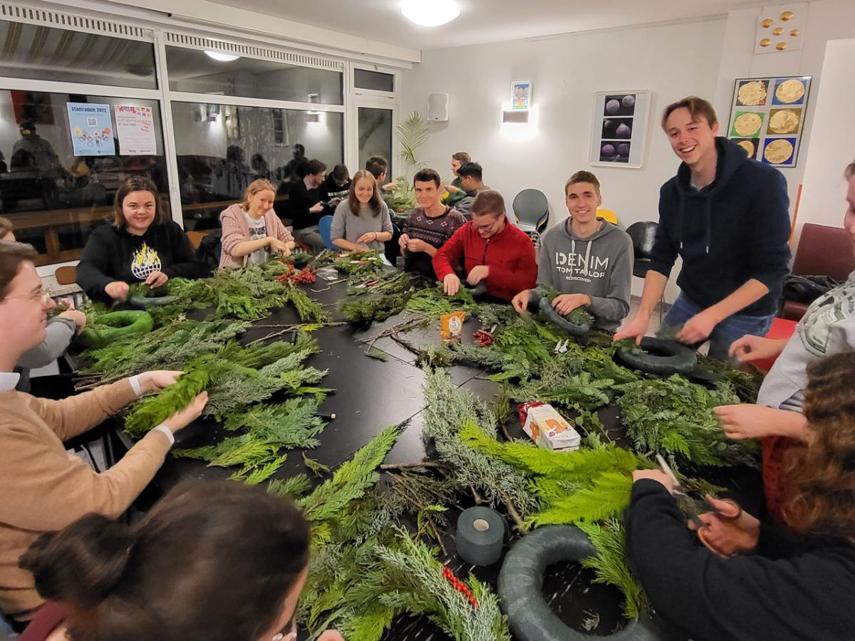 Adventskranzbasteln im Campanile