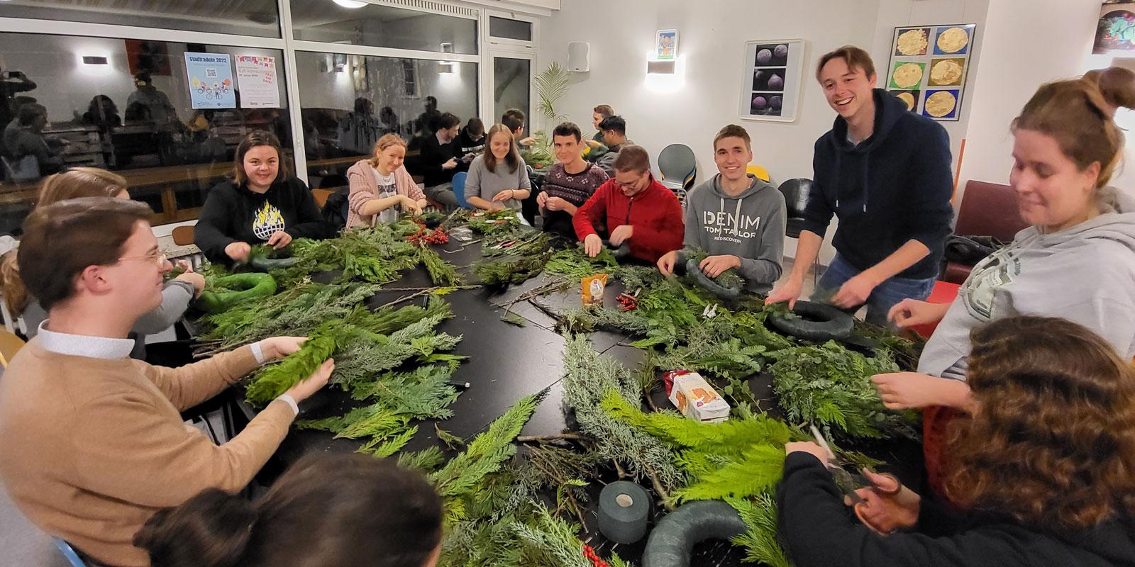 Adventskranzbasteln im Campanile