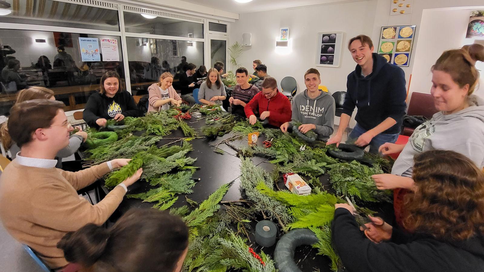 Adventskranzbasteln im Campanile