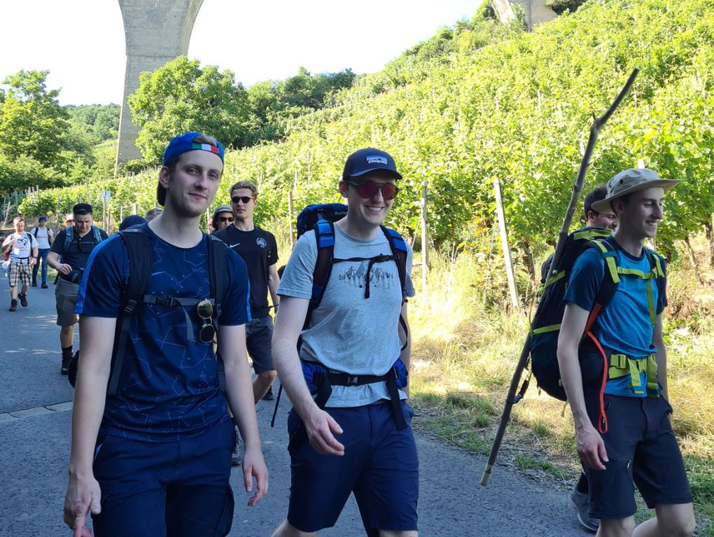 Junge Leute pilgern im Ahrtal