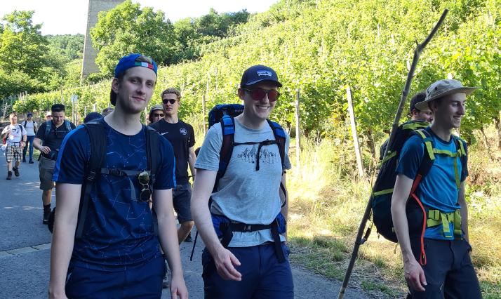 Junge Leute pilgern im Ahrtal