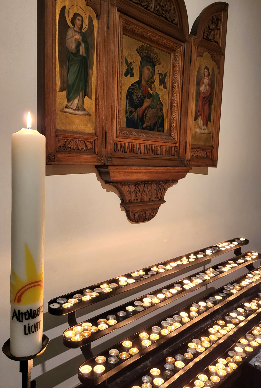Kerzen brennen in einer Kirche