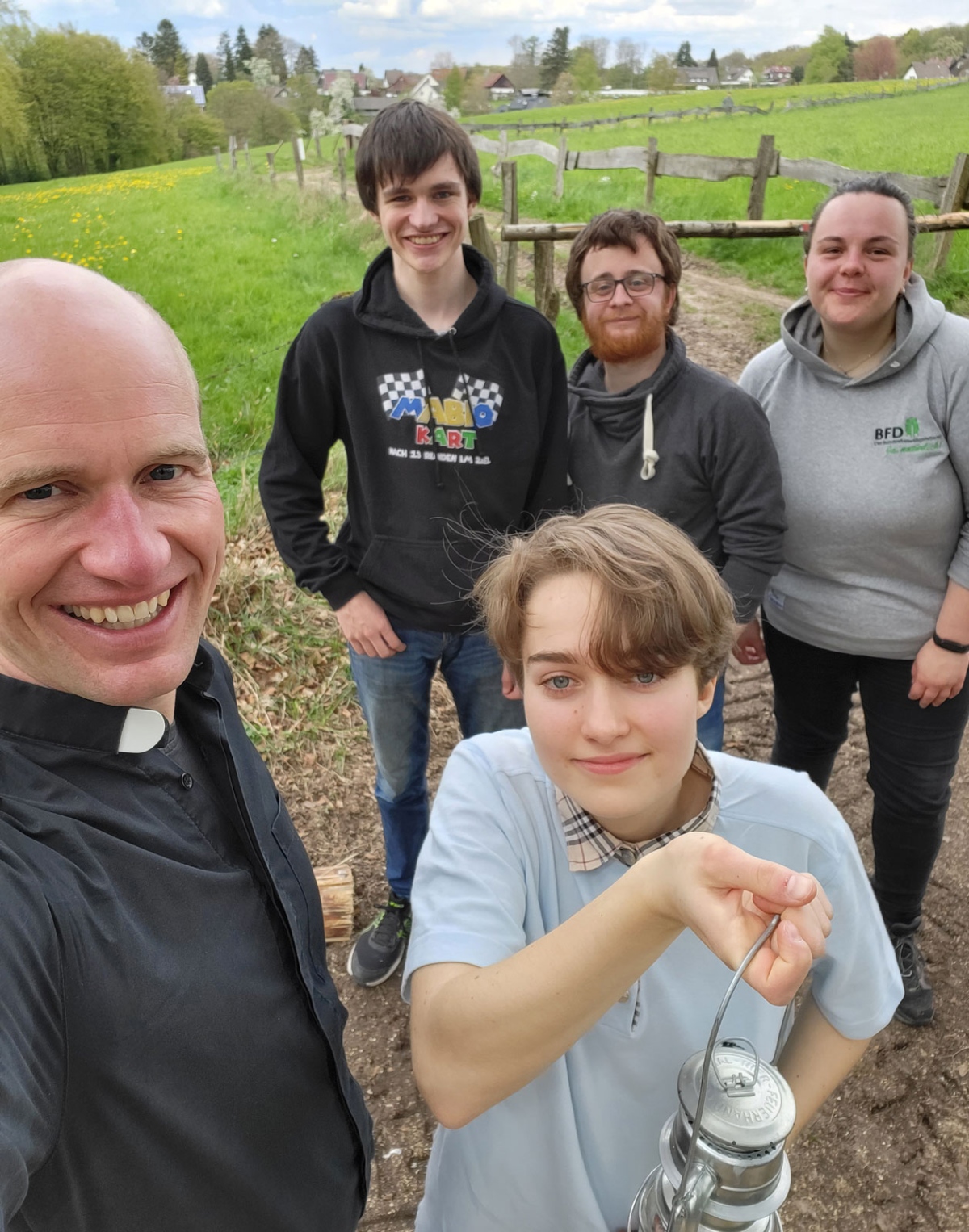Jugendliche mit einer Kerze