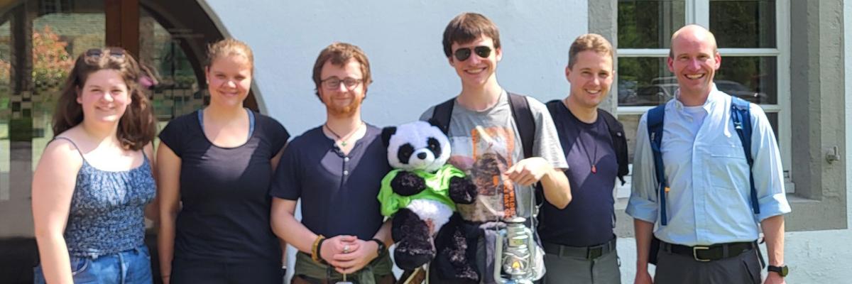 Junge Menschen mit einer Kerze