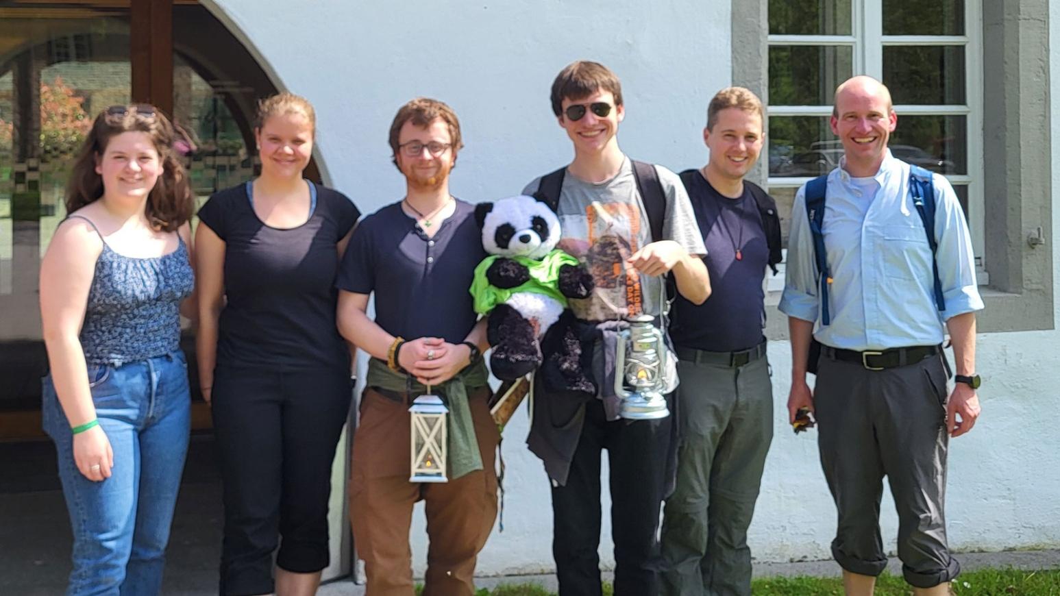 Junge Menschen mit einer Kerze