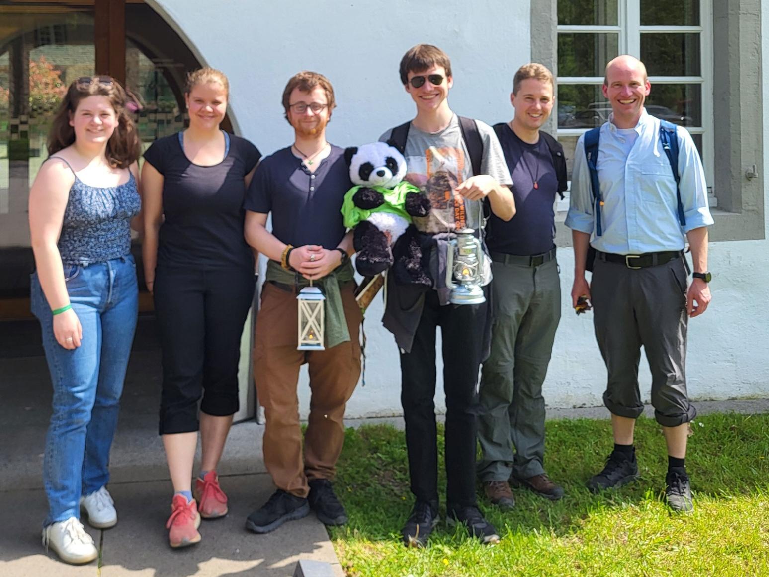 Junge Menschen mit einer Kerze