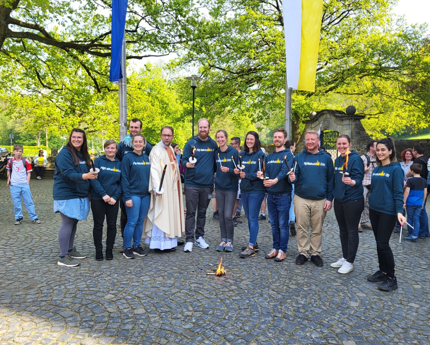 Junge Menschen mit Fackeln