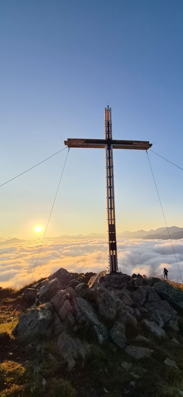 Gipfelkreuz im Sonnenaufgang (c) Christian Jasper Gipfelkreuz im Sonnenaufgang
