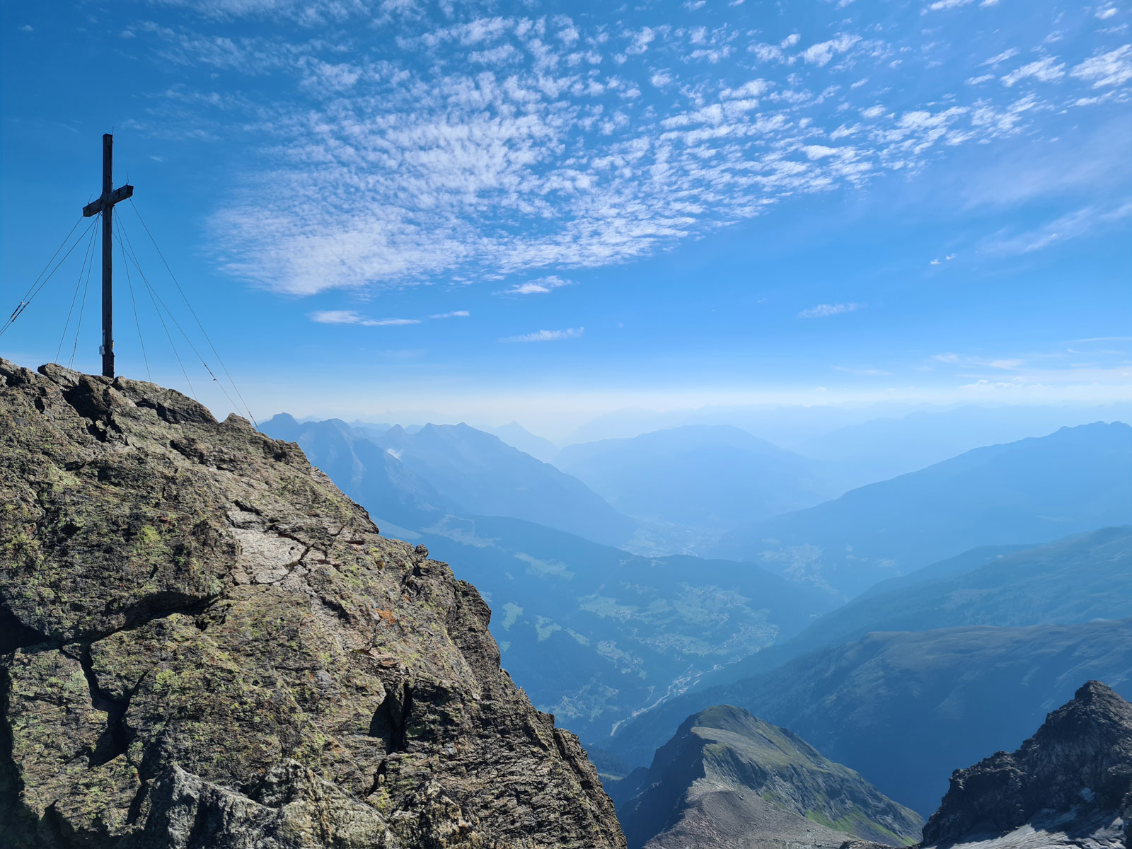 Gipfelkreuz vor Bergpanorama