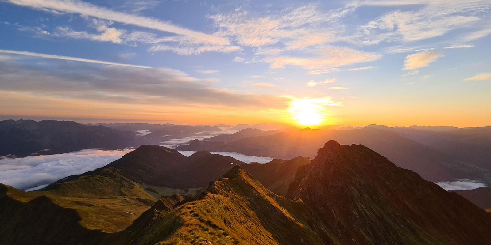 Sonnenaufgang in den Berg