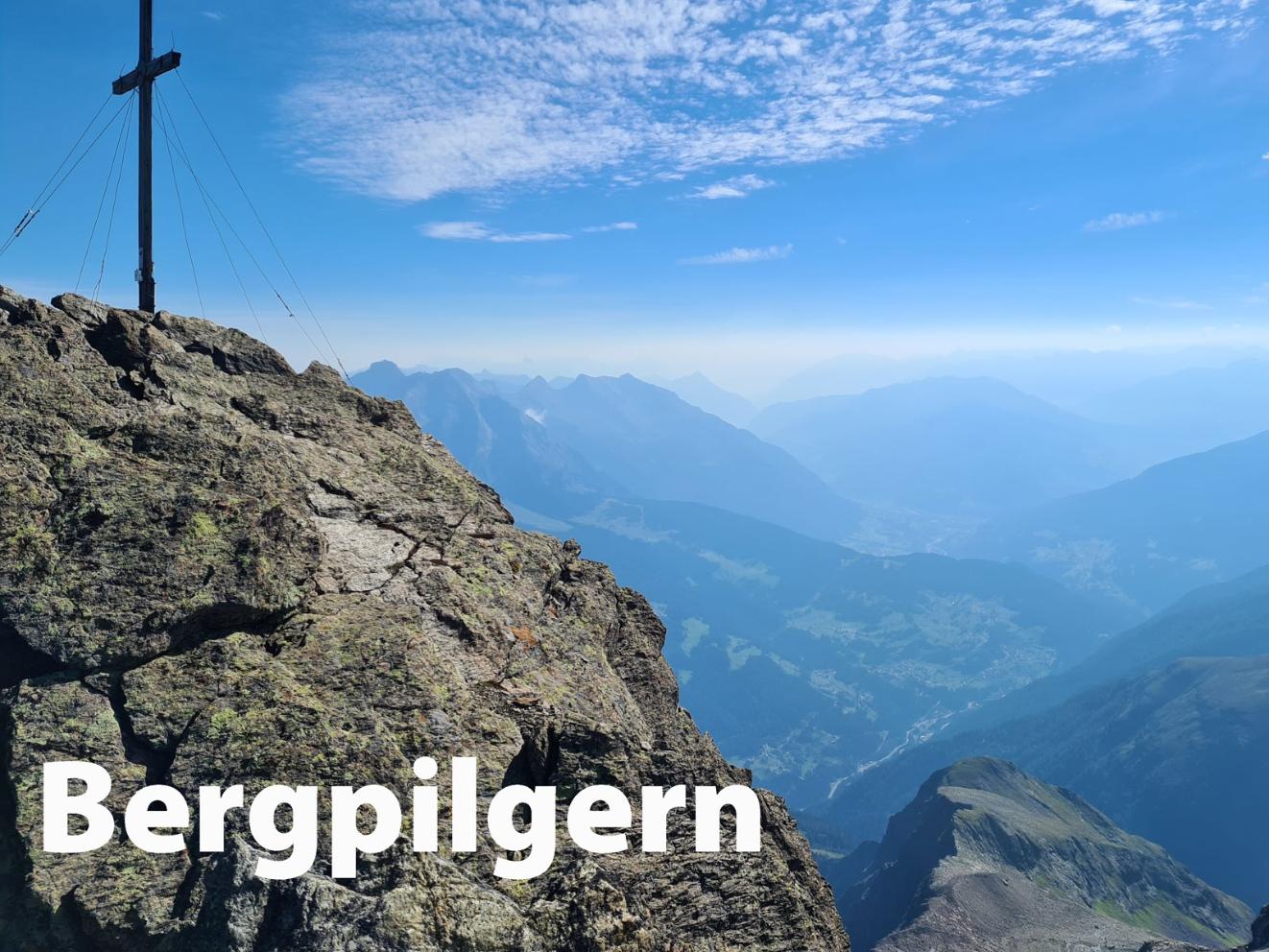 Gipfelkreuz vor Bergpanorama