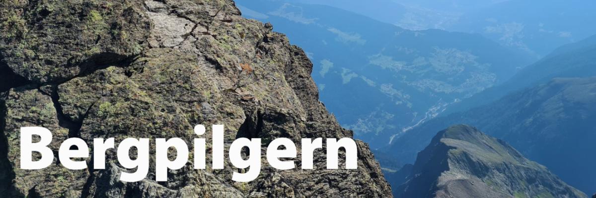 Gipfelkreuz vor Bergpanorama