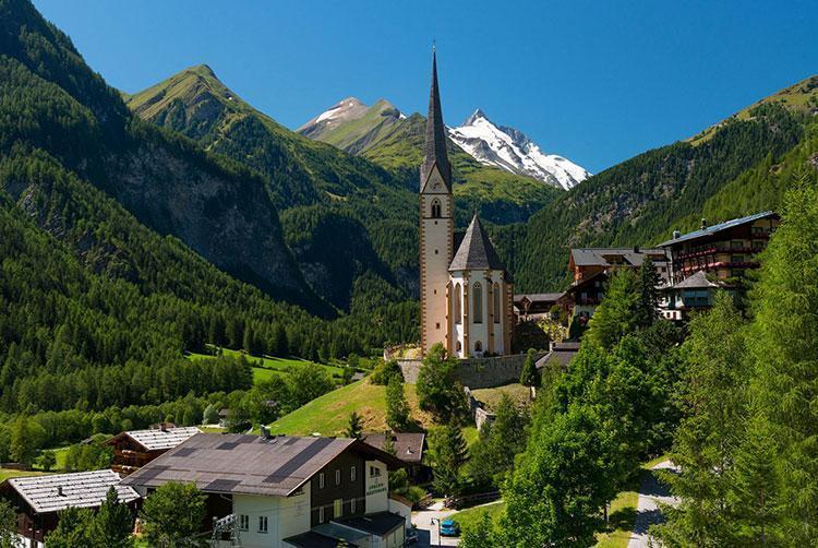 Bergpanorama mit Kirche im Vordergrund (c) www.heiligenblut.at Bergpanorama mit Kirche im Vordergrund