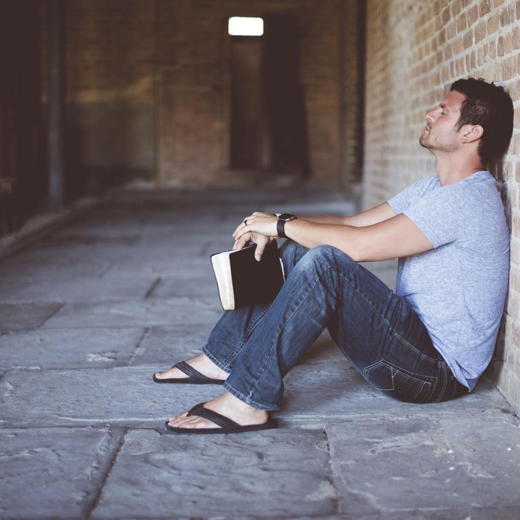 Mann mit Bibel