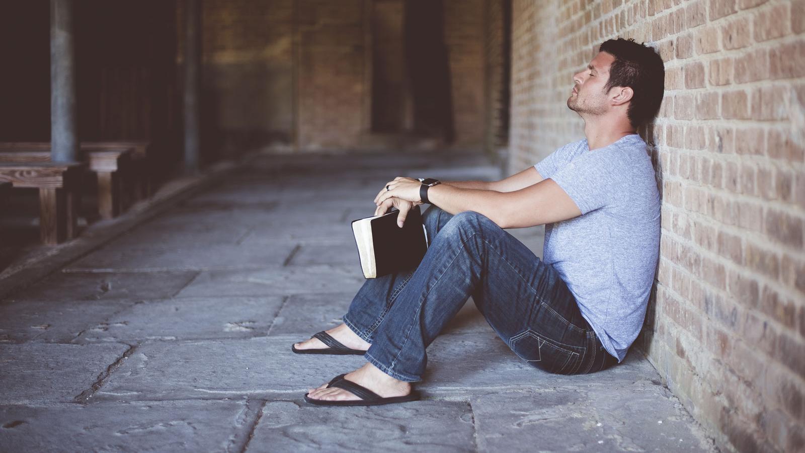 Mann mit Bibel